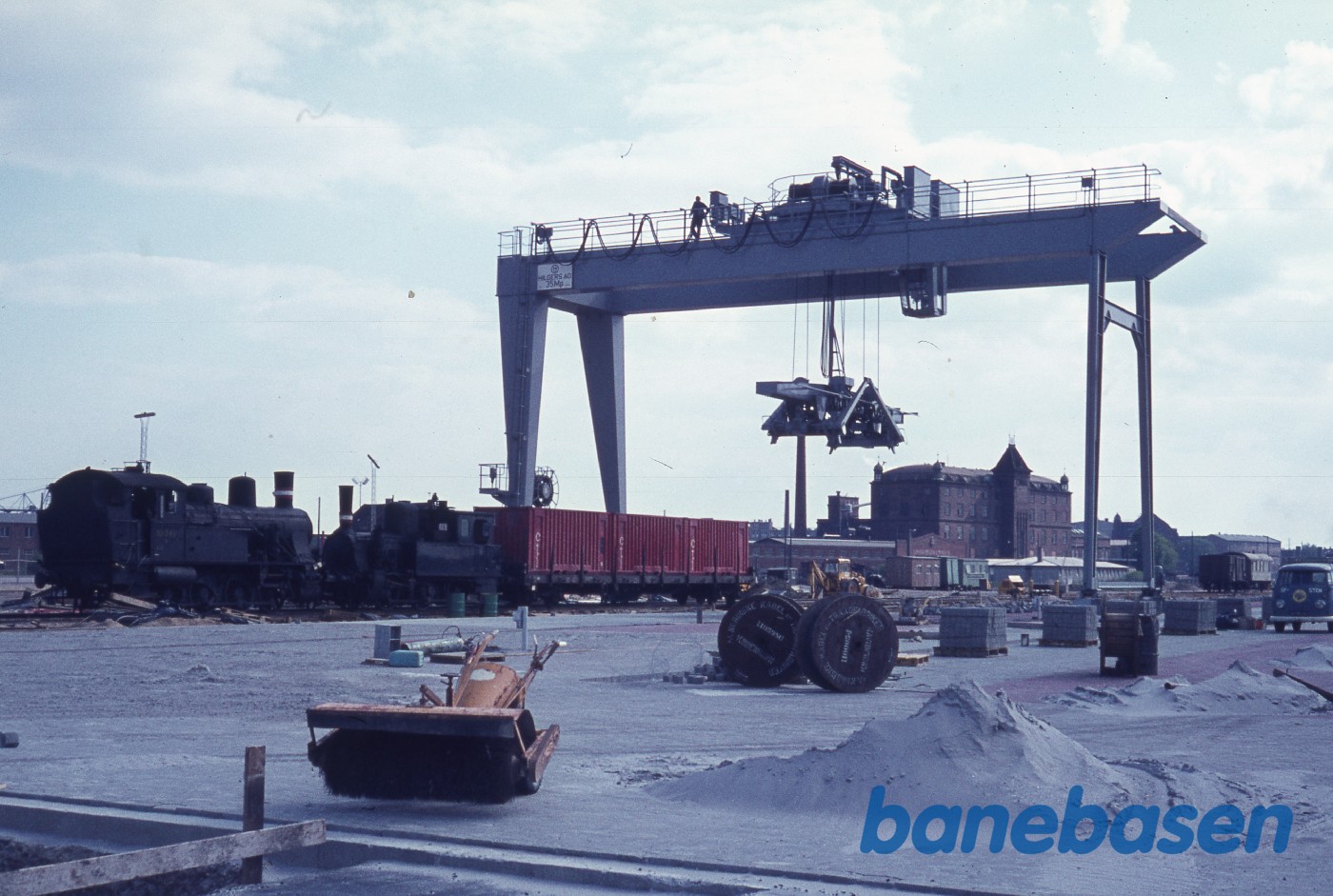 Den nye container terminal og 2 rangerlokomotiver Den nye container terminal og 2 rangerlokomotiver