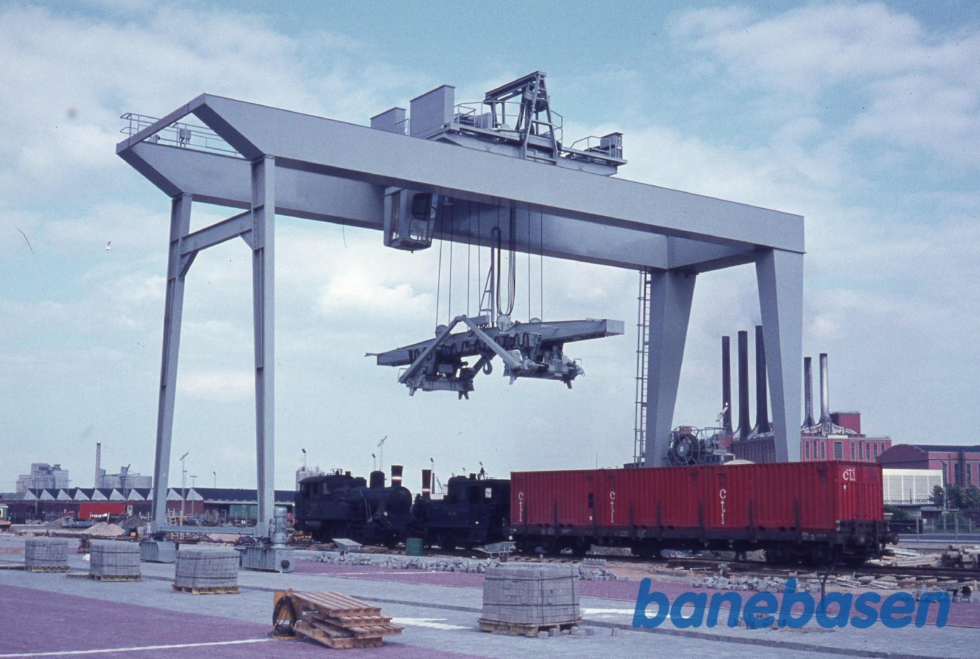 Den nye container terminal og 2 rangerlokomotiver Den nye container terminal og 2 rangerlokomotiver