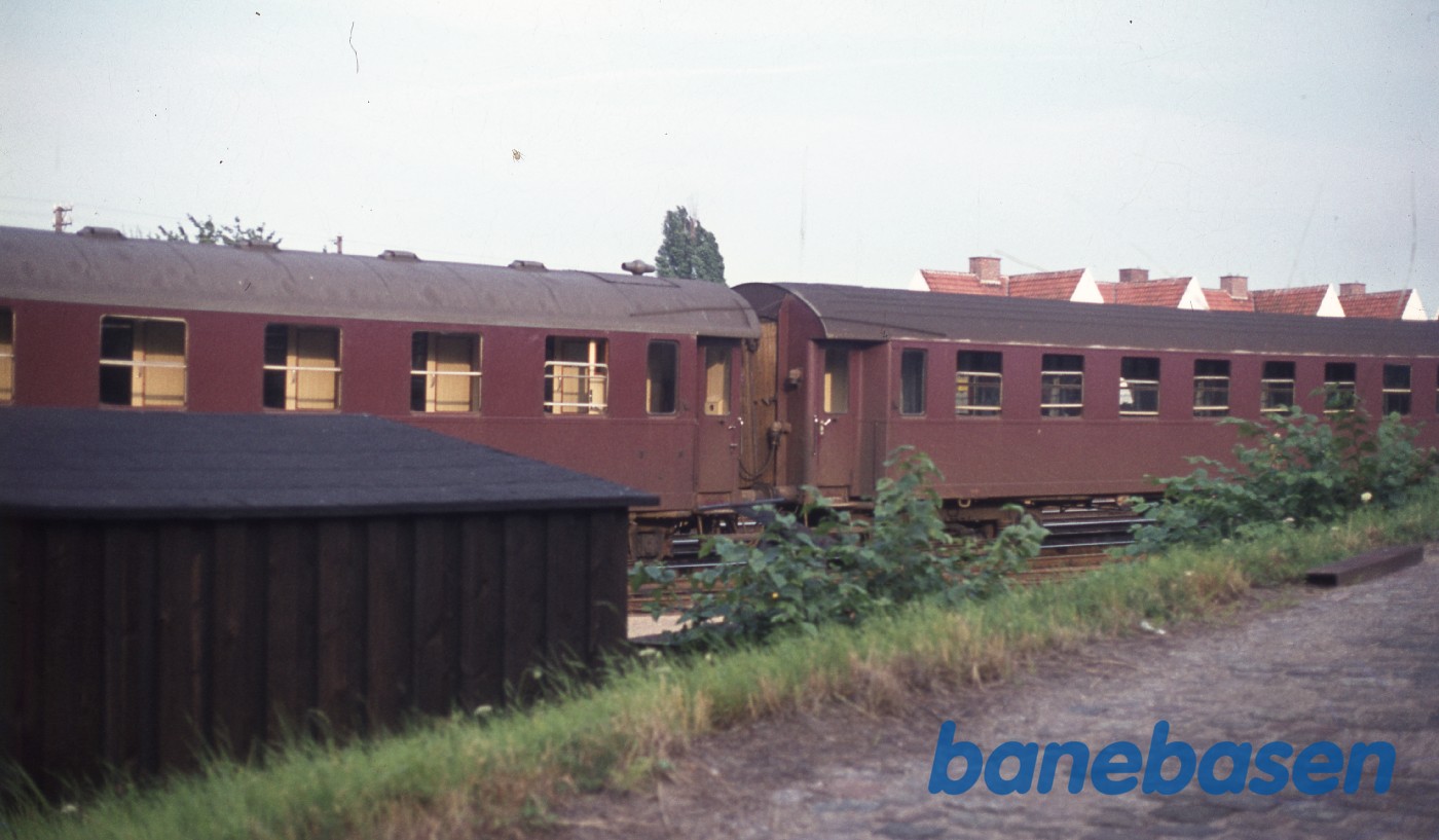 Kystbanetog på vej ud af stationen Kystbanetog på vej ud af stationen