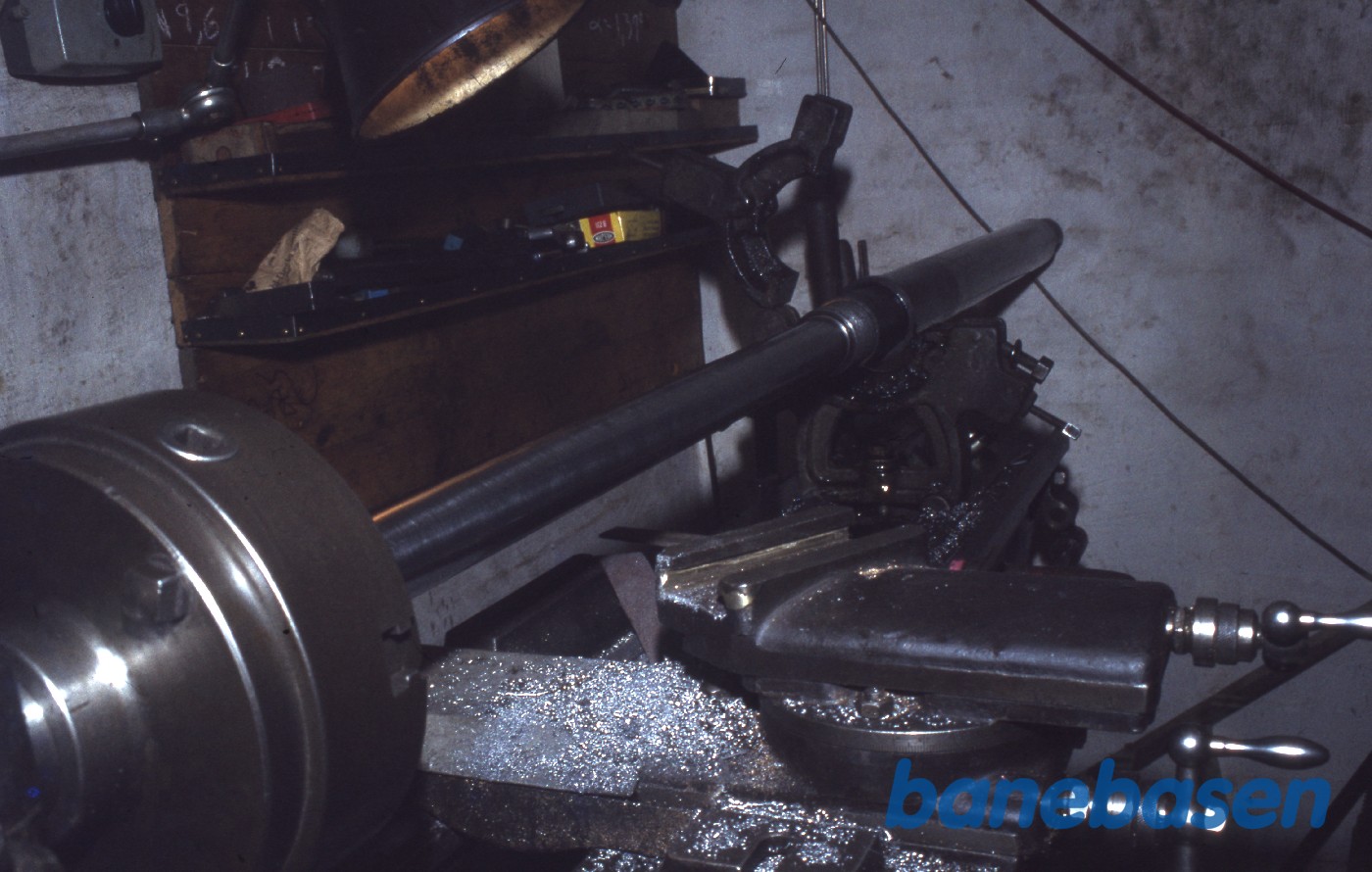 Stang afdrejes i drejebænk Stang afdrejes i drejebænk