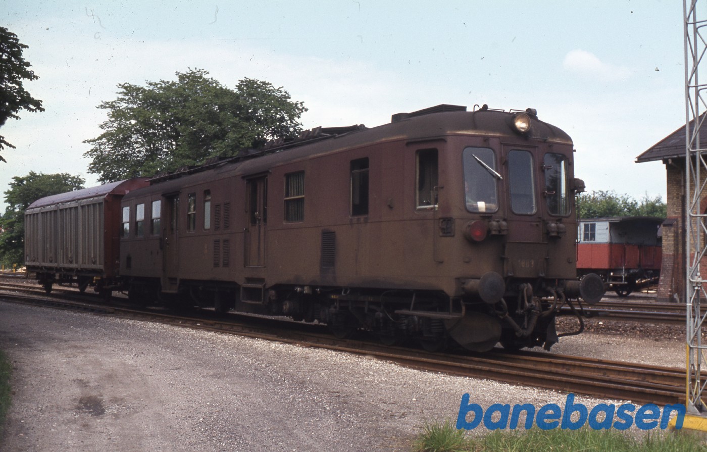 Mo med godsvogn rangerer på stationen Mo med godsvogn rangerer på stationen