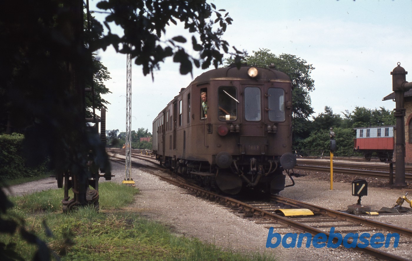 Mo med godsvogn rangerer på stationen Mo med godsvogn rangerer på stationen