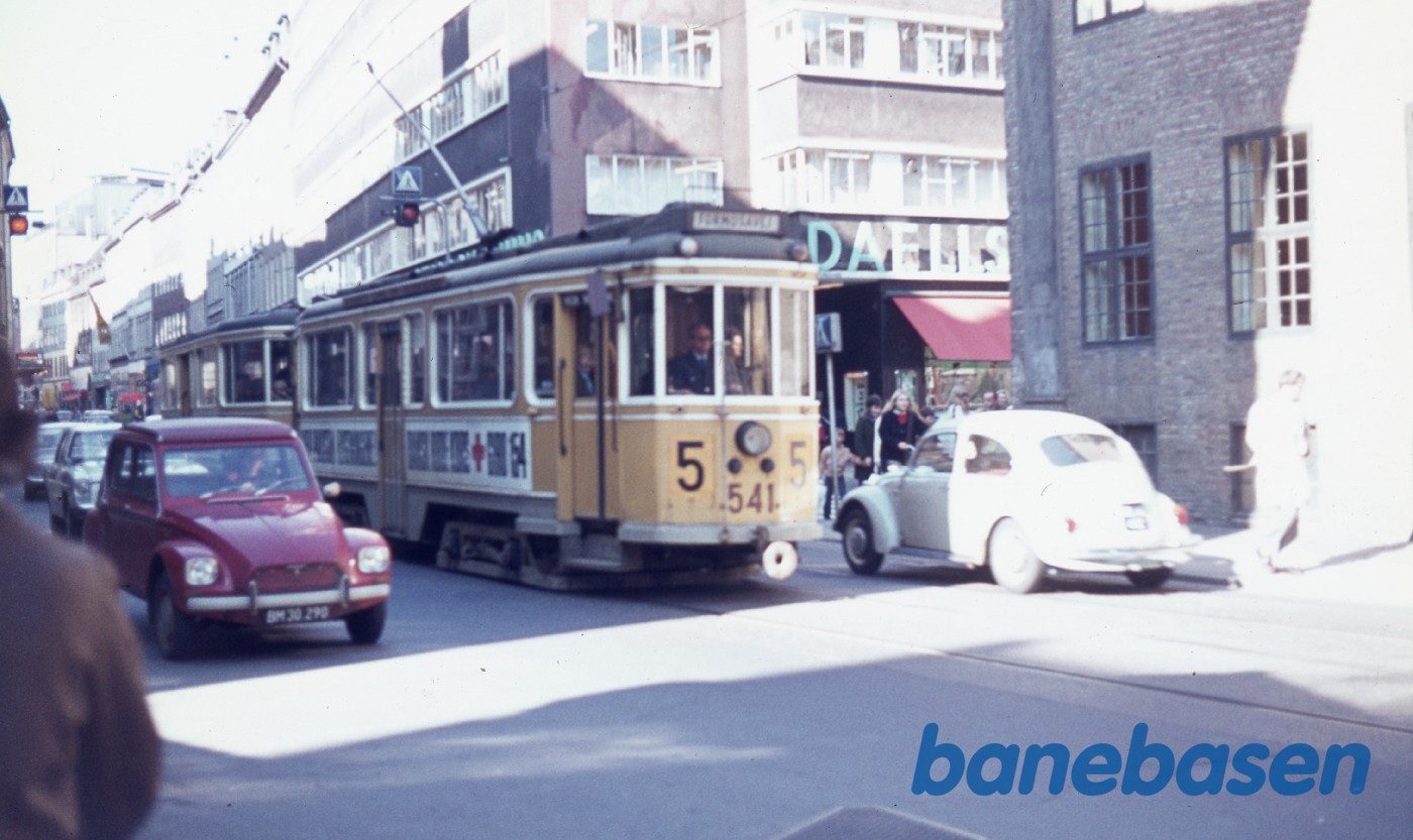 Linje 5 i Nørregade med Daells Varehus i baggrunden Linje 5 i Nørregade med Daells Varehus i baggrunden