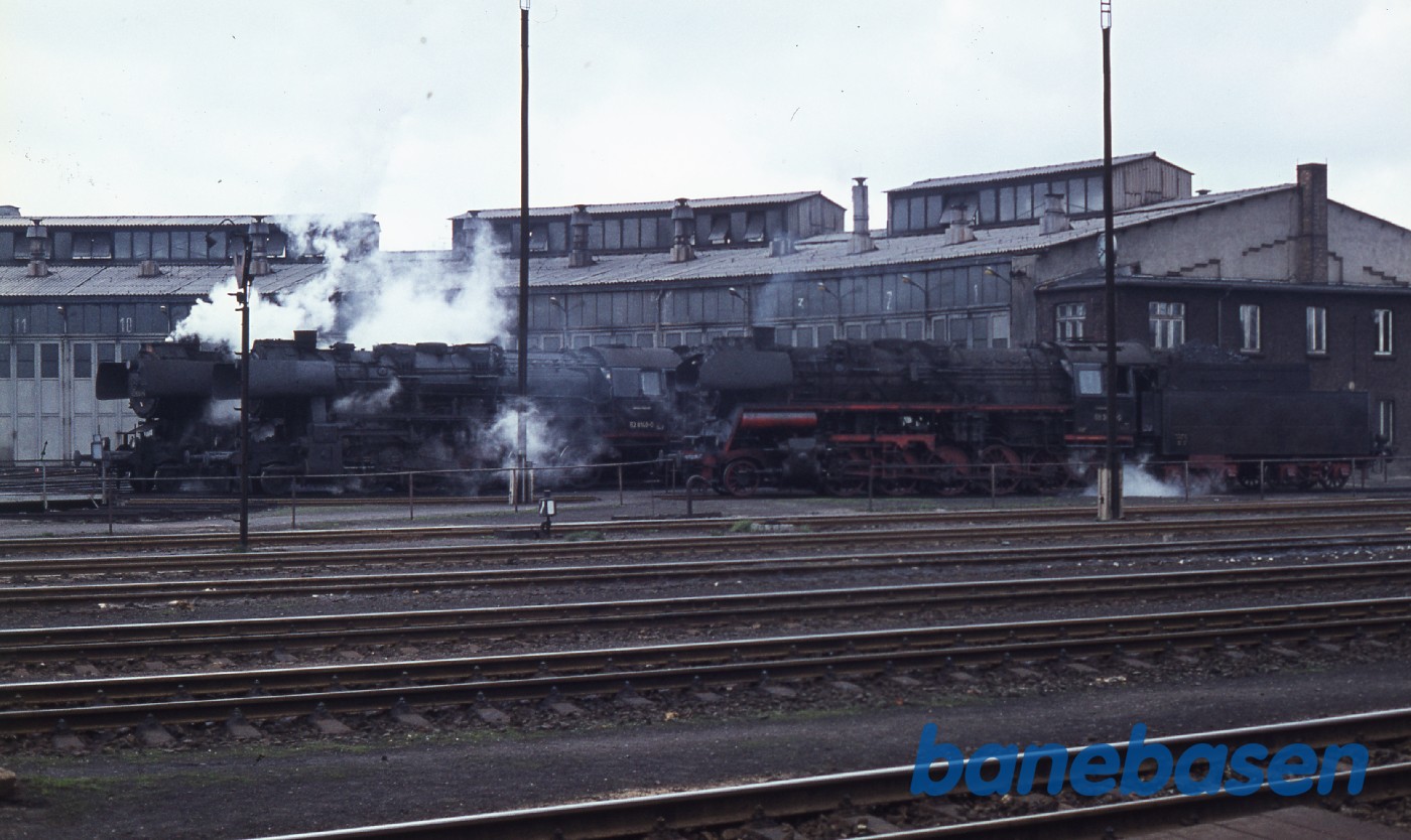 2 damplokomotiver foran rundremisen 2 damplokomotiver foran rundremisen