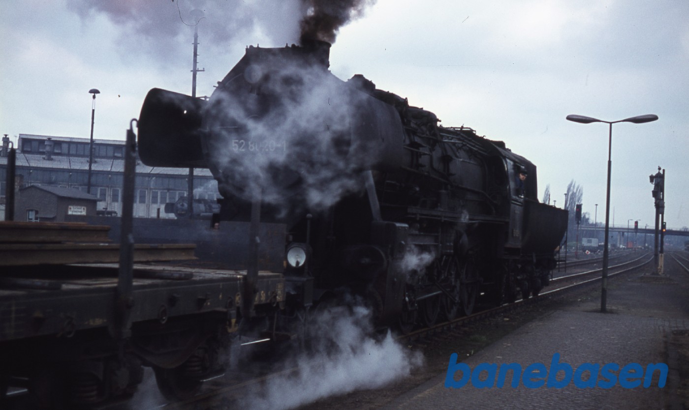 Godstog på vej ud af stationen Godstog på vej ud af stationen