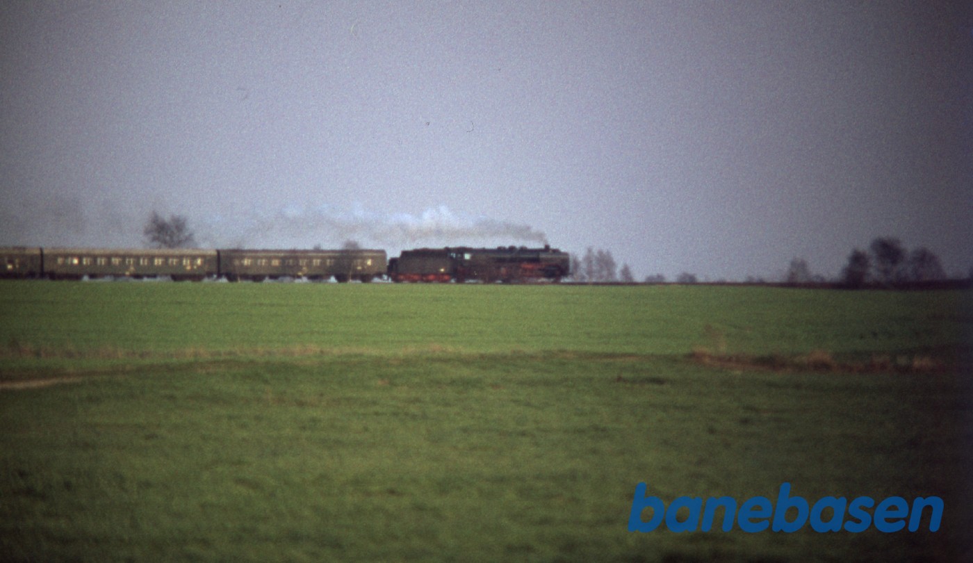 Eksprestog på vej ud over markerne Eksprestog på vej ud over markerne