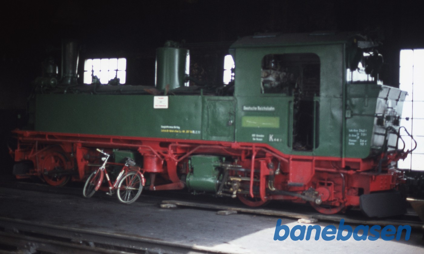 Grønt damplokomotiv i remise Grønt damplokomotiv i remise