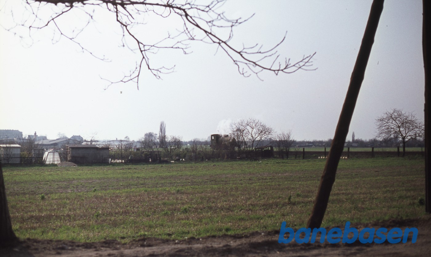 Dampakkumolator lokomotiv med en godsvogn Dampakkumolator lokomotiv med en godsvogn