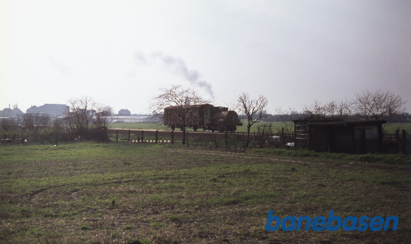 Dampakkumolator lokomotiv med en godsvogn Dampakkumolator lokomotiv med en godsvogn