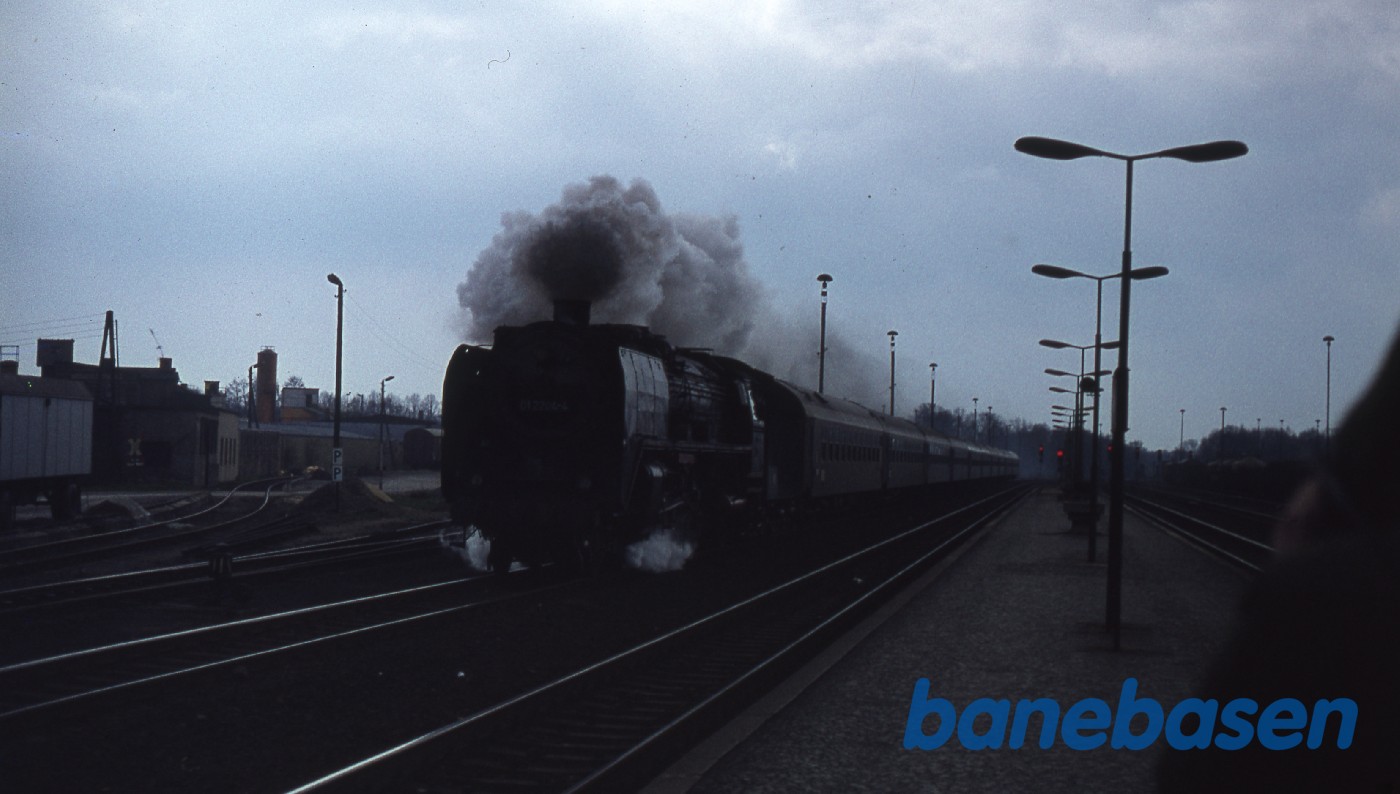 Persontog på vej ind på stationen Persontog på vej ind på stationen