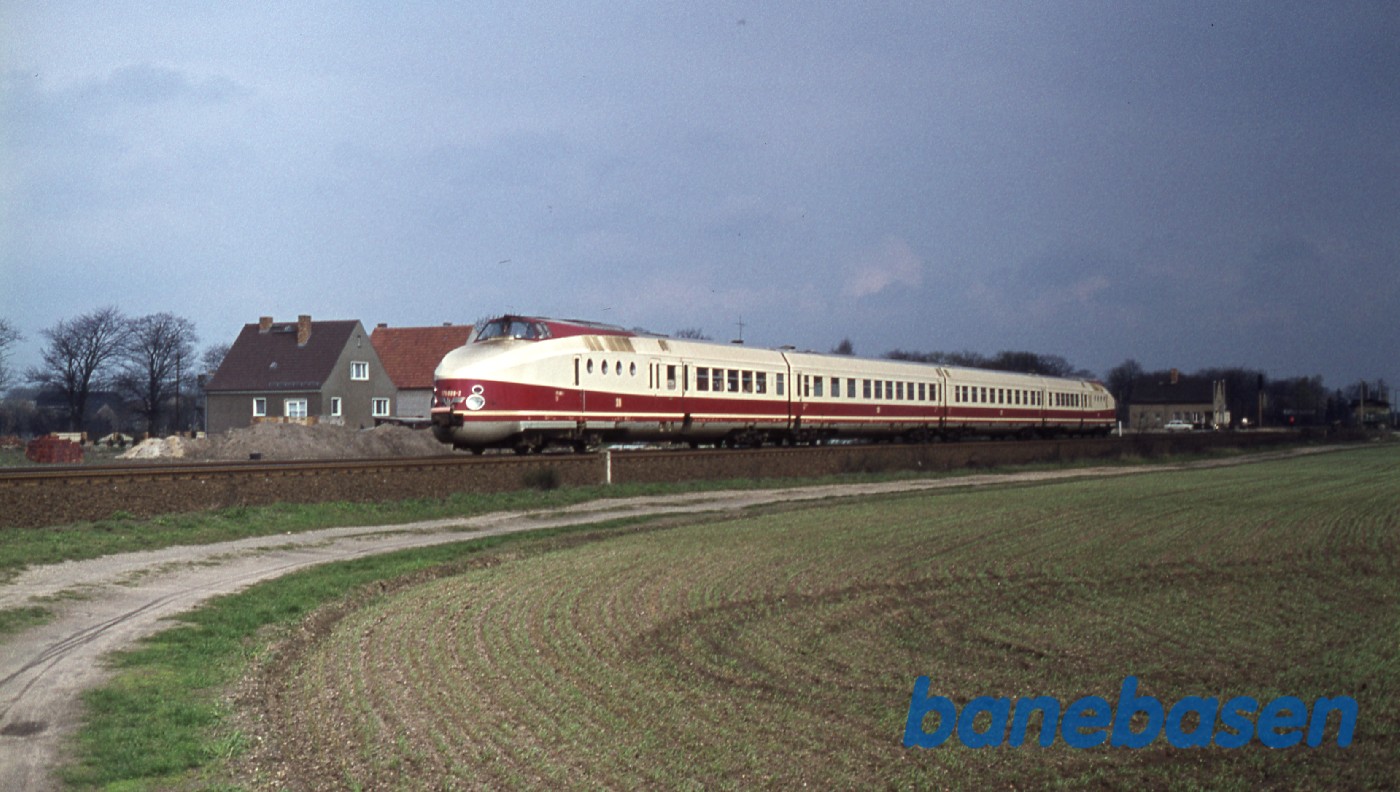 2 farvet motorsog på strækning i landsby 2 farvet motorsog på strækning i landsby