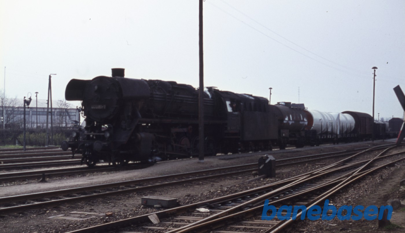 Solo oliefyret godstogslokomotiv med godstog Solo oliefyret godstogslokomotiv med godstog