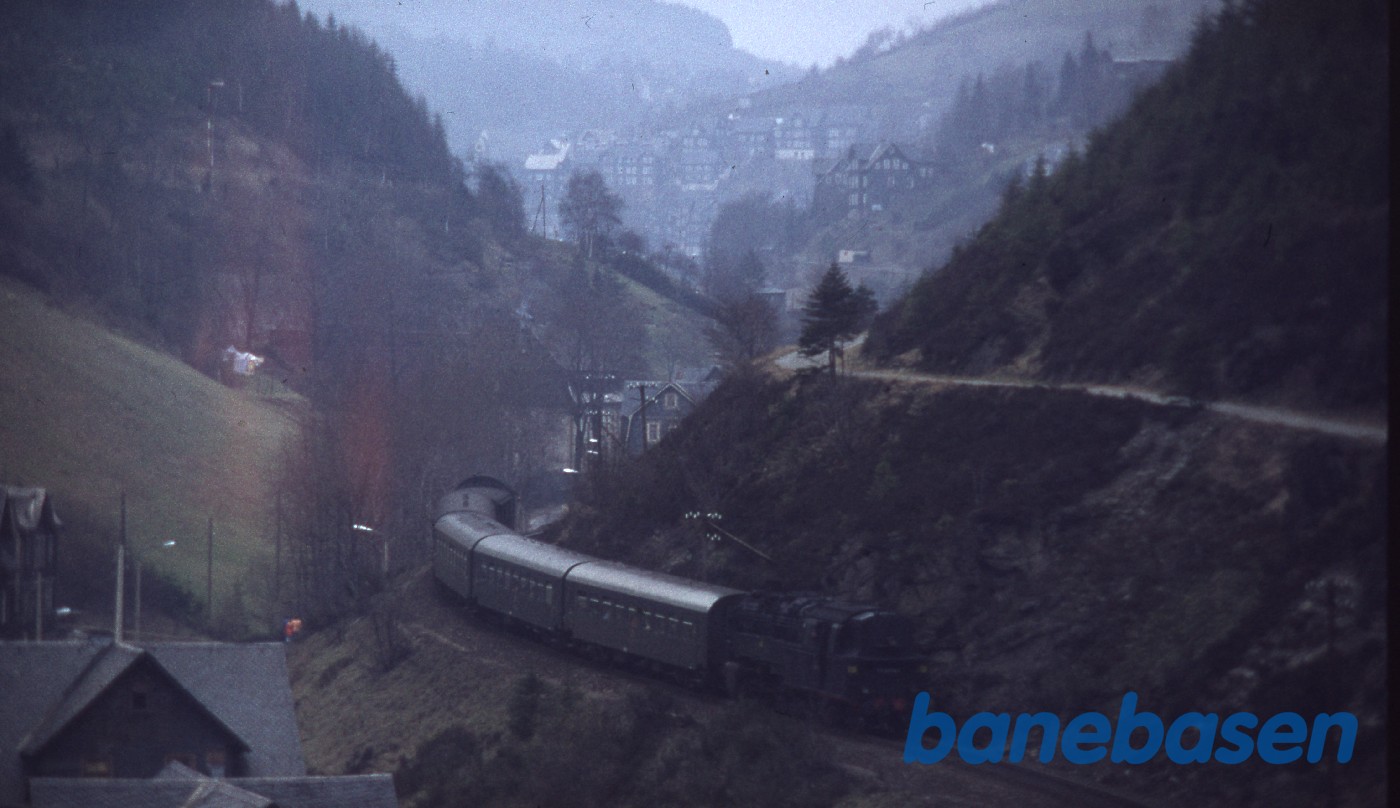 Persontog på vej op fra by, måske Lauscha Persontog på vej op fra by, måske Lauscha