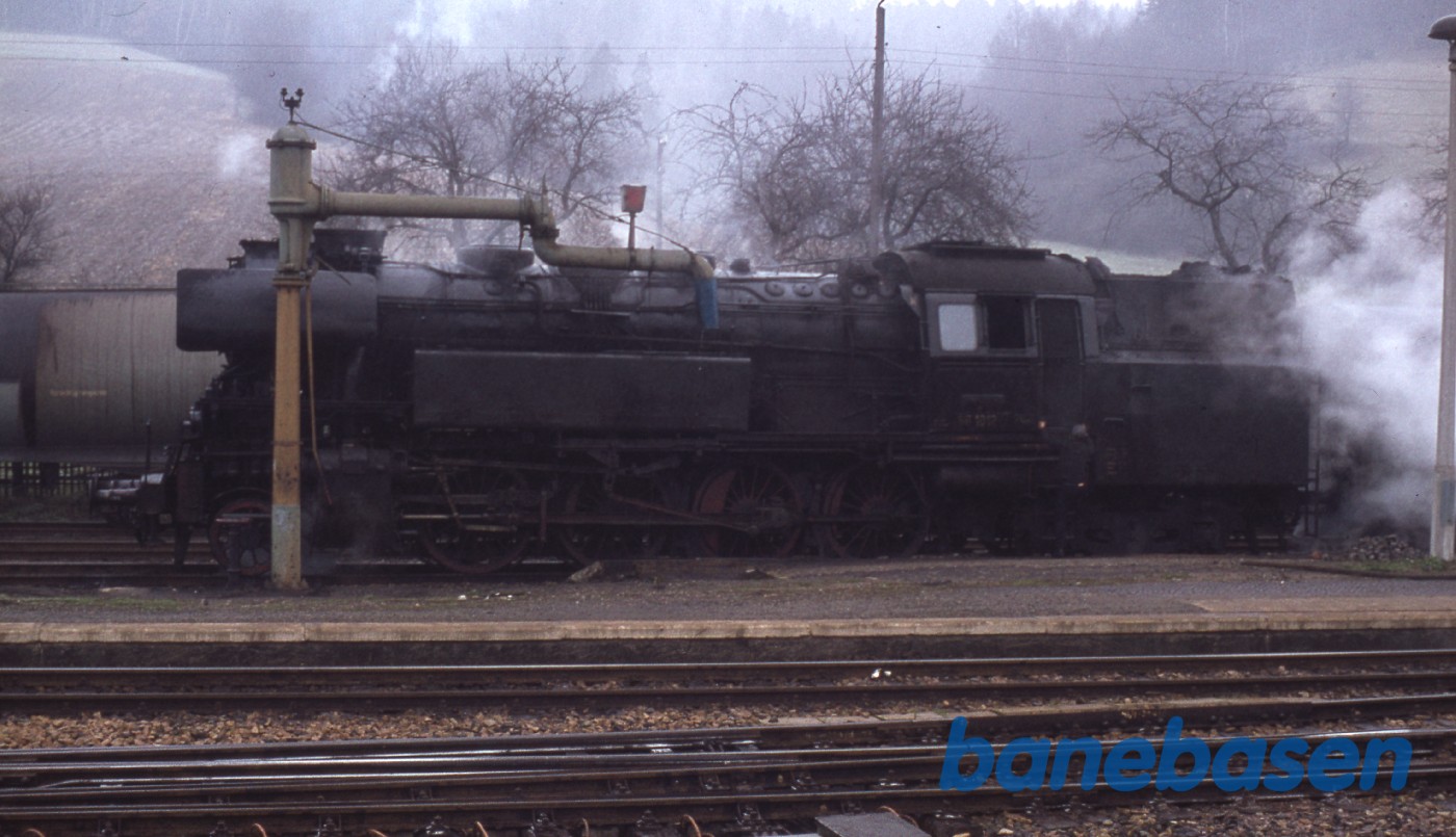 Damplokomotiv får fyldt vand på Damplokomotiv får fyldt vand på