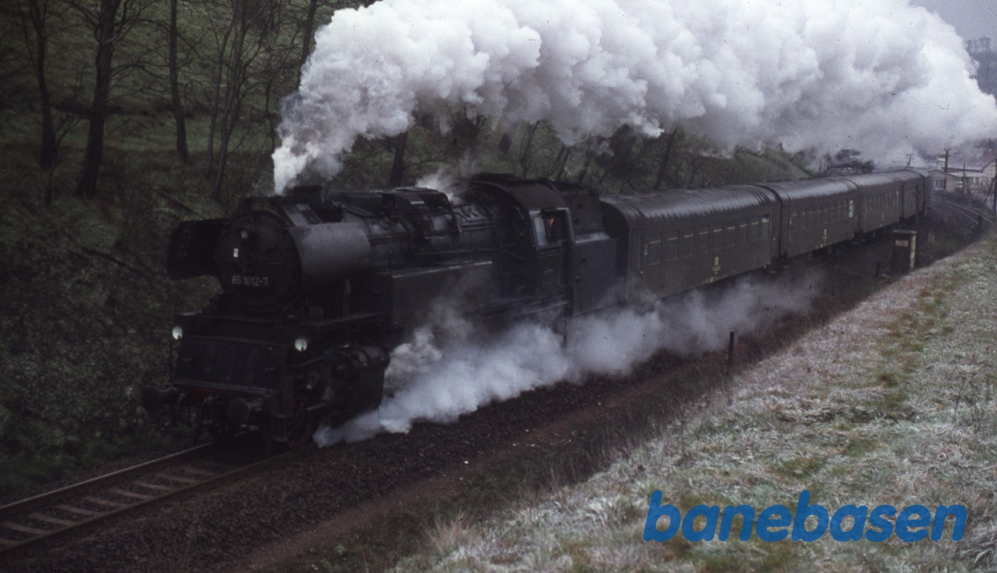 Persontog på vej ud af byen Persontog på vej ud af byen