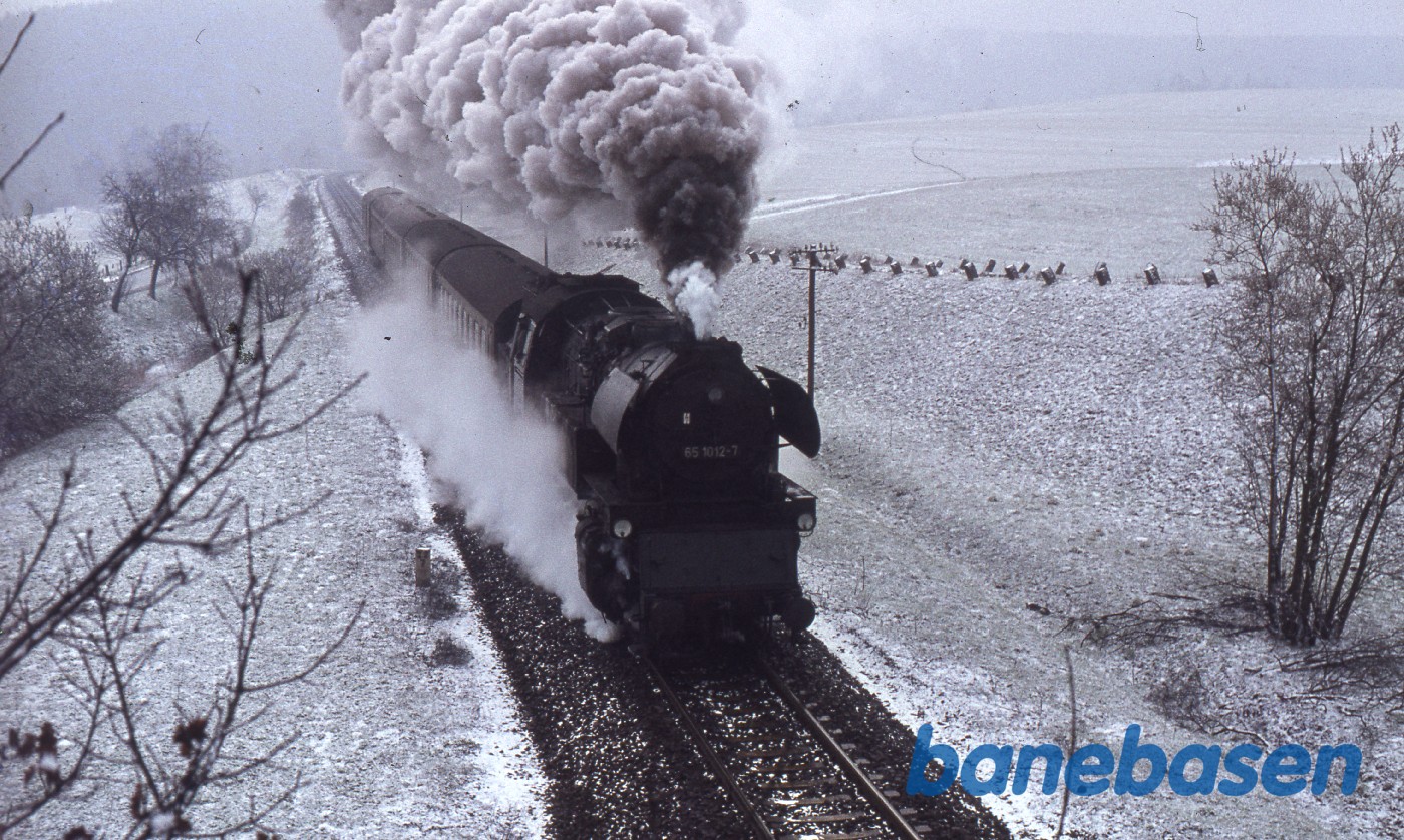 Persontog ude på strækningen. Sne på markerne Persontog ude på strækningen. Sne på markerne