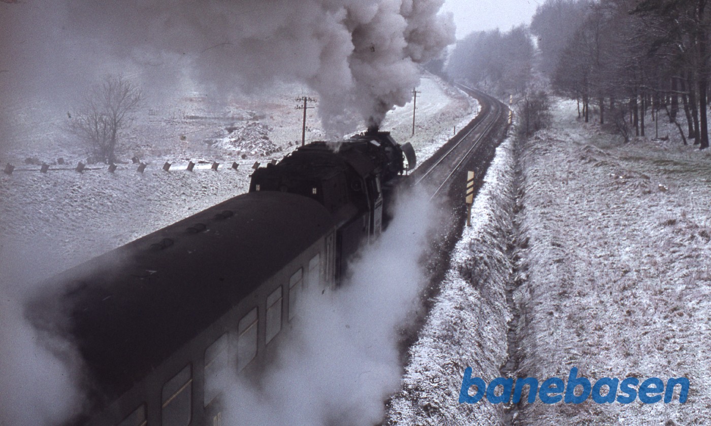 Persontog ude på strækningen. Sne på markerne Persontog ude på strækningen. Sne på markerne