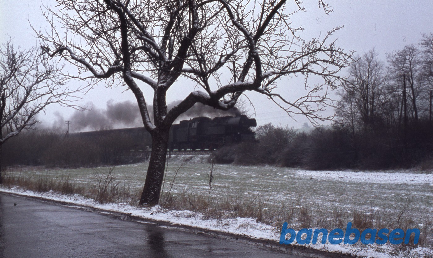 Persontog ude på strækningen. Sne på markerne Persontog ude på strækningen. Sne på markerne
