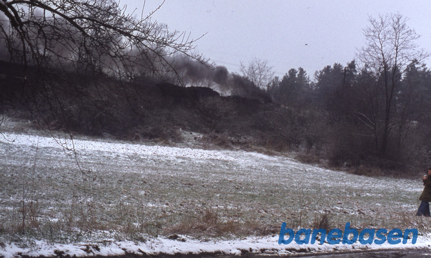 Persontog ude på strækningen. Toget forsvindr bag træerne Persontog ude på strækningen. Toget forsvindr bag træerne