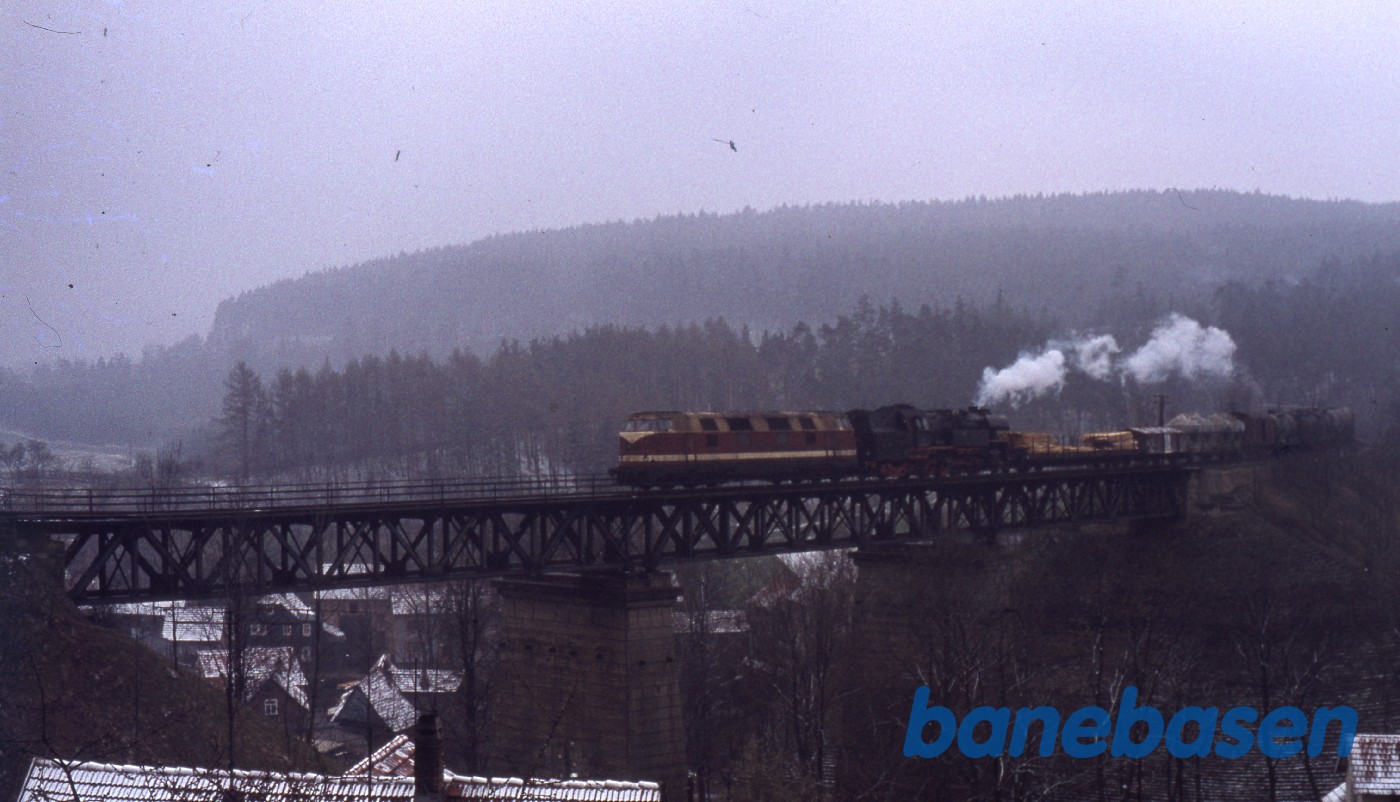 Godstog på høj bro med diesellokomotiv og damplokomotiv Godstog på høj bro med diesellokomotiv og damplokomotiv