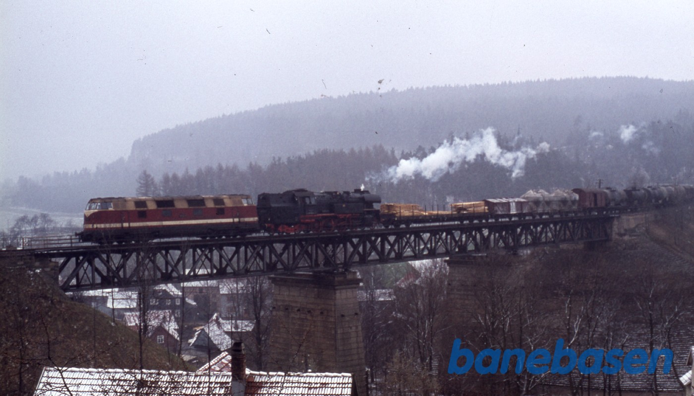 Godstog på høj bro med diesellokomotiv og damplokomotiv Godstog på høj bro med diesellokomotiv og damplokomotiv