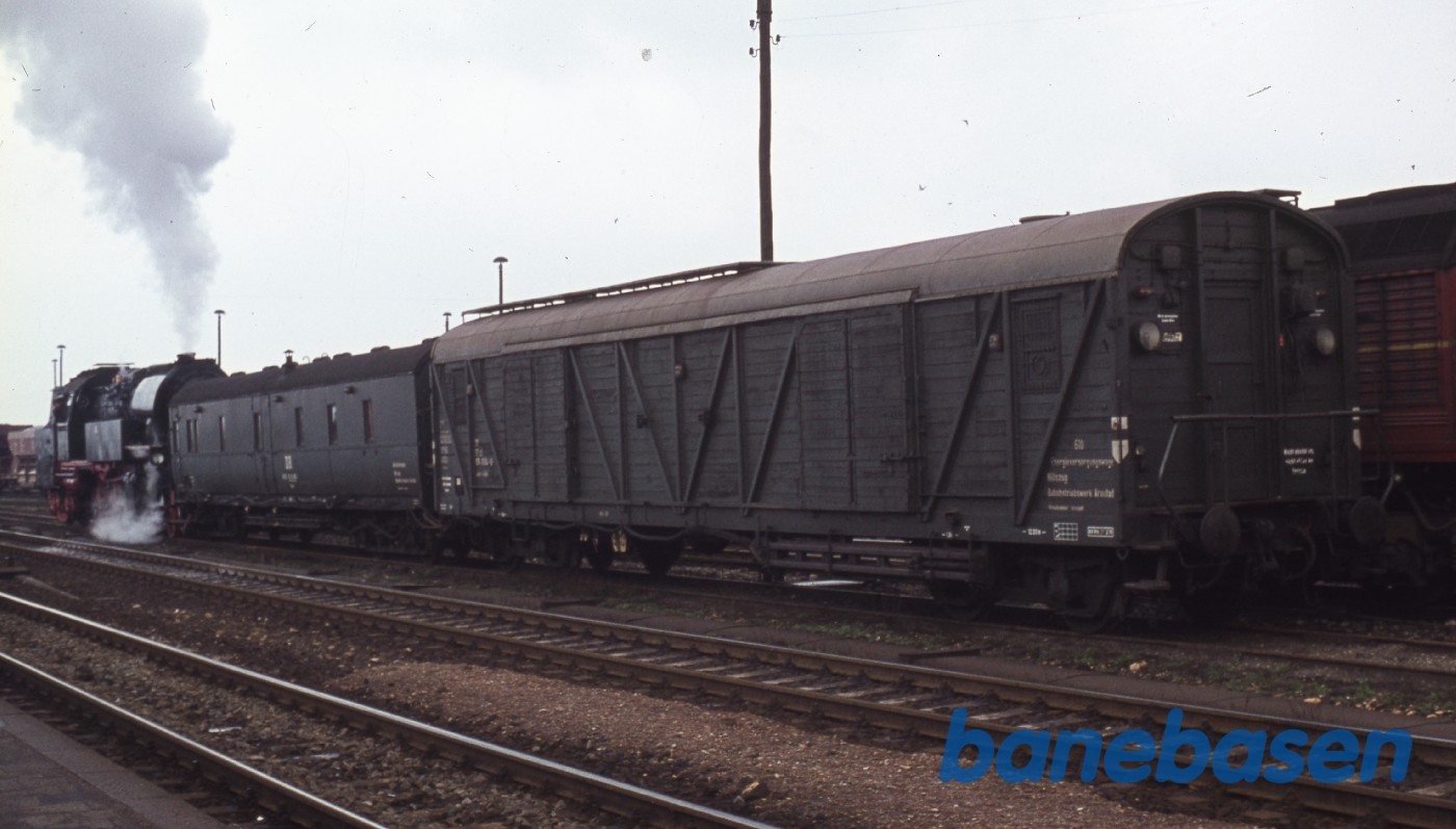 Damplokomotiv rangerer med 2 vogne Damplokomotiv rangerer med 2 vogne