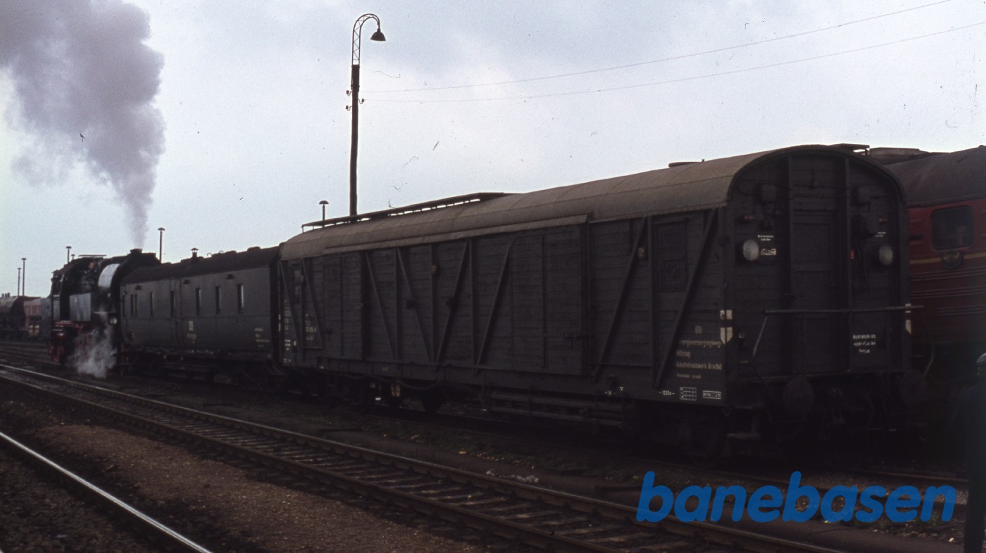 Damplokomotiv rangerer med 2 vogne Damplokomotiv rangerer med 2 vogne