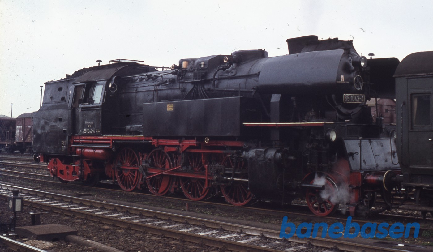 Damplokomotiv rangerer med 2 vogne Damplokomotiv rangerer med 2 vogne