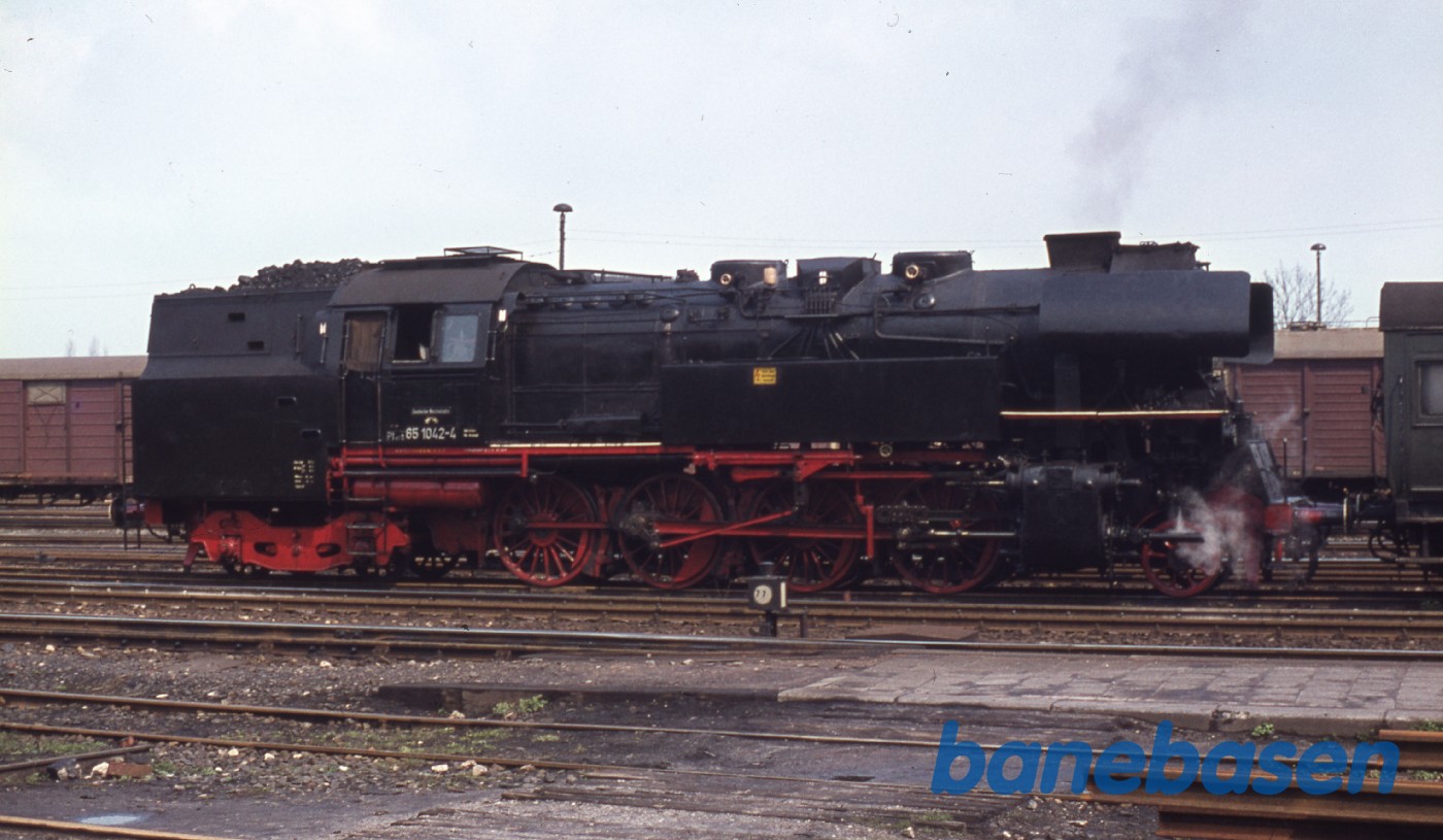 Damplokomotiv rangerer med 2 vogne Damplokomotiv rangerer med 2 vogne