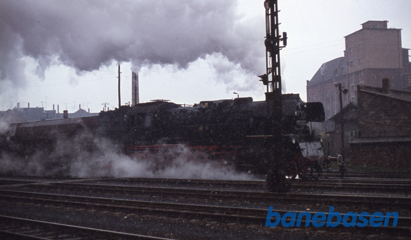 Godstog på vej ud af stationen Godstog på vej ud af stationen