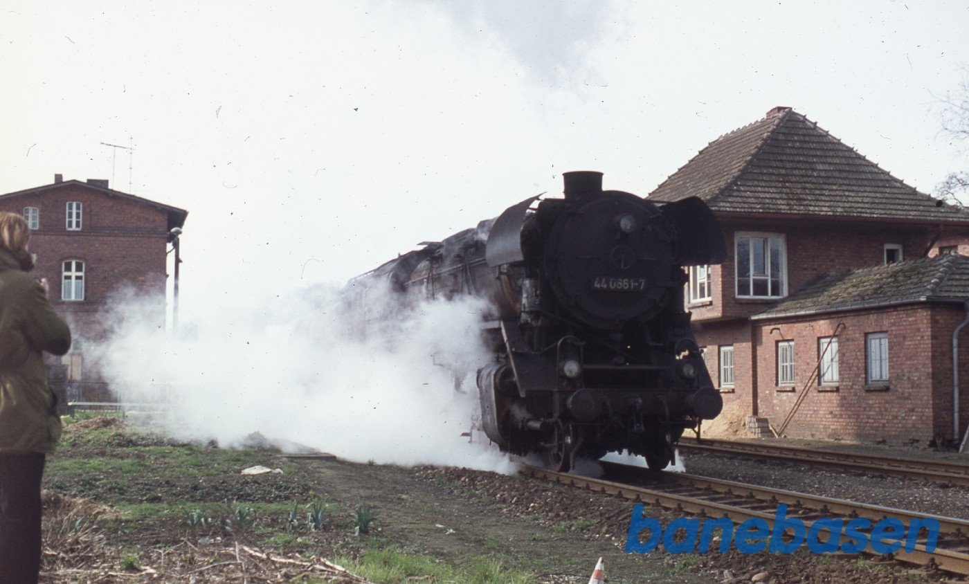Godstogslokomotiv på vej ud af station Godstogslokomotiv på vej ud af station