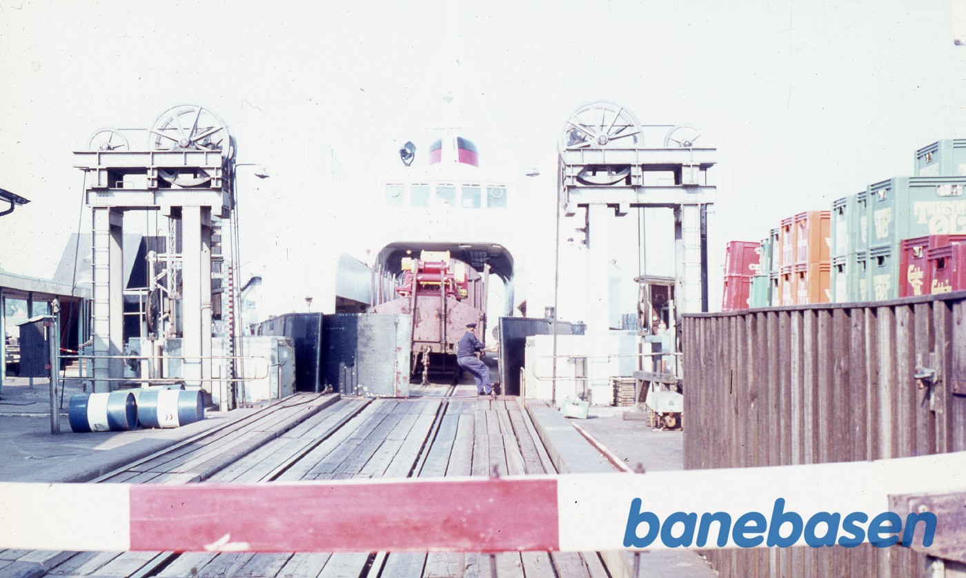 Færgen klar til at sejle med godsvogne til Helsingborg Færgen klar til at sejle med godsvogne til Helsingborg