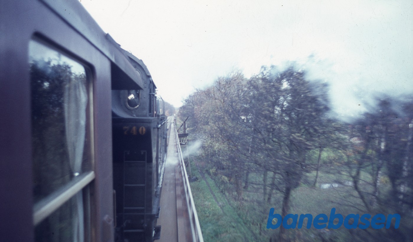 Damptog på vej over Mølleåbroen, set fra togvinduet Damptog på vej over Mølleåbroen, set fra togvinduet