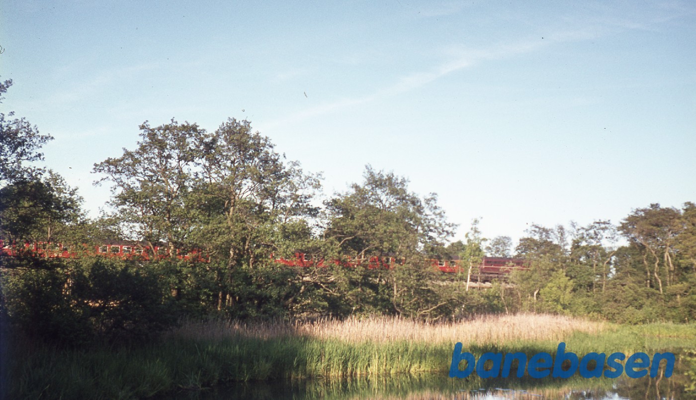 Rødt kystbanetog på Mølleåbroen set på afstand Rødt kystbanetog på Mølleåbroen set på afstand