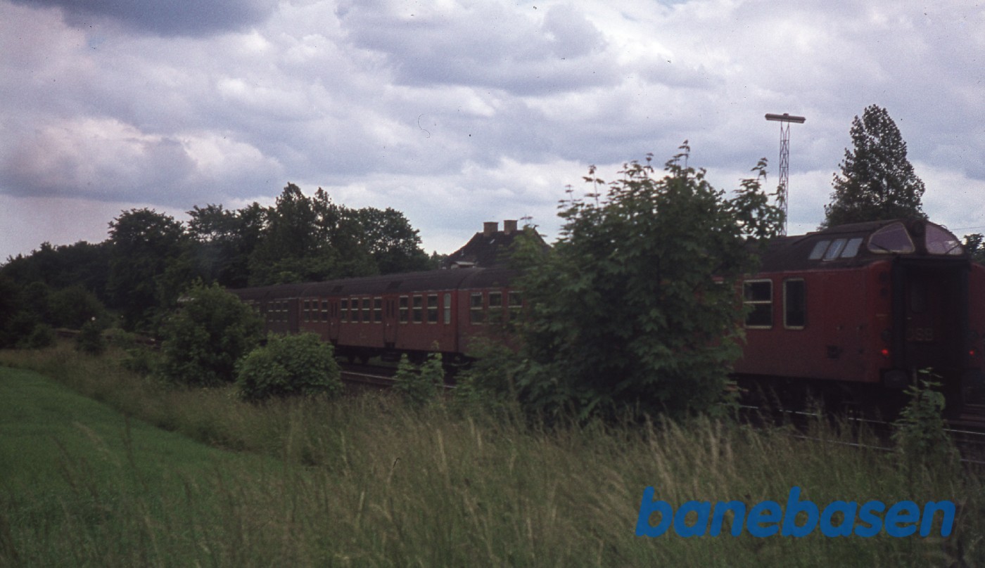 Rødt kystbanetog lige syd for remisen Rødt kystbanetog lige syd for remisen