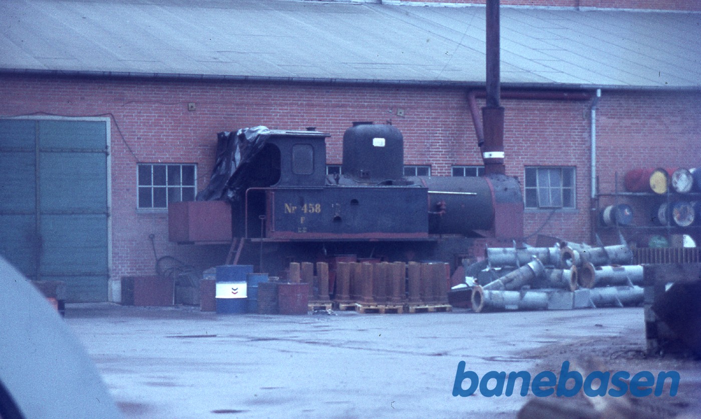 Damplokomotiv opstillet på fabrik Damplokomotiv opstillet på fabrik