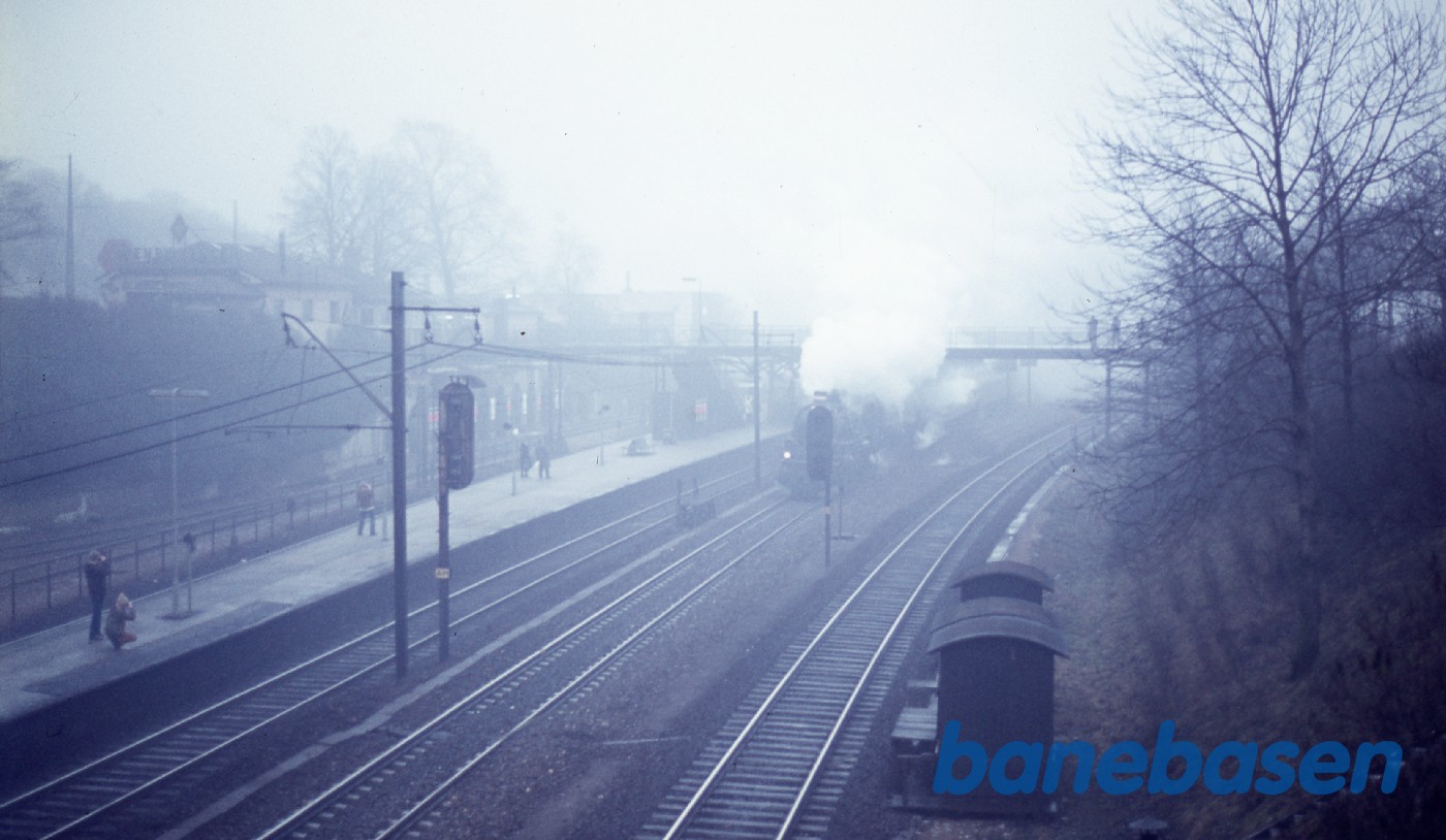 Eksprestog på vej mod Korsør med damp Eksprestog på vej mod Korsør med damp