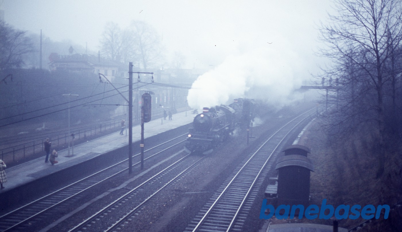 Eksprestog på vej mod Korsør med damp Eksprestog på vej mod Korsør med damp