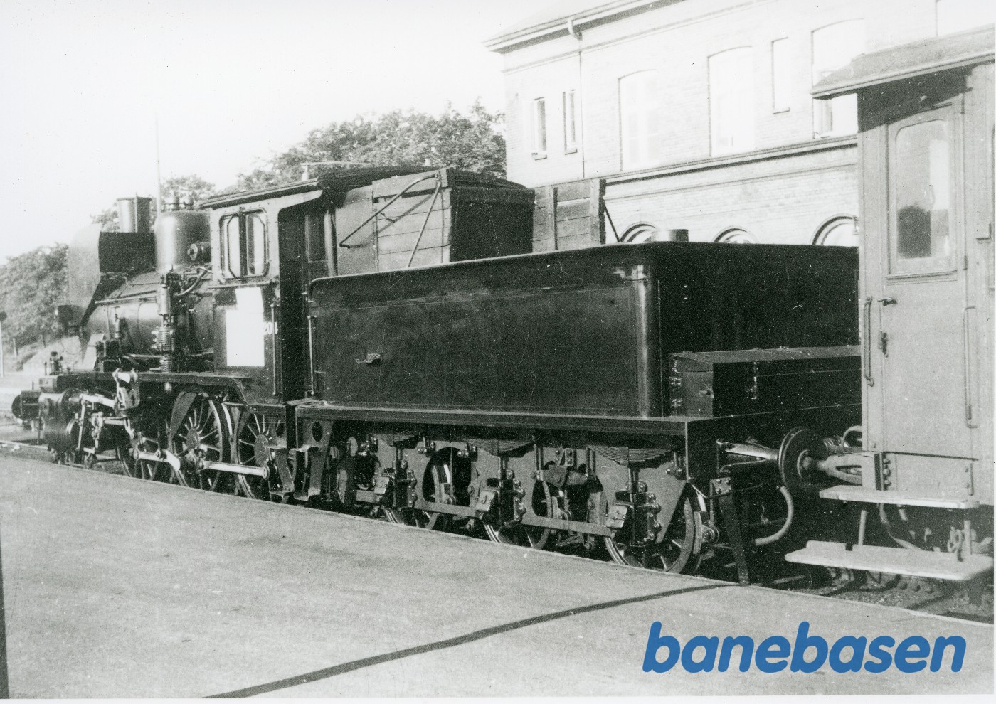 Nedkoblet damplokomotiv med personvogn, klar til transport Nedkoblet damplokomotiv med personvogn, klar til transport