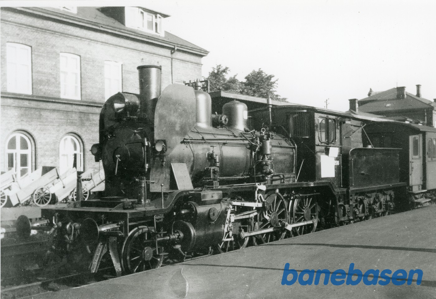 Nedkoblet damplokomotiv med personvogn, klar til transport Nedkoblet damplokomotiv med personvogn, klar til transport