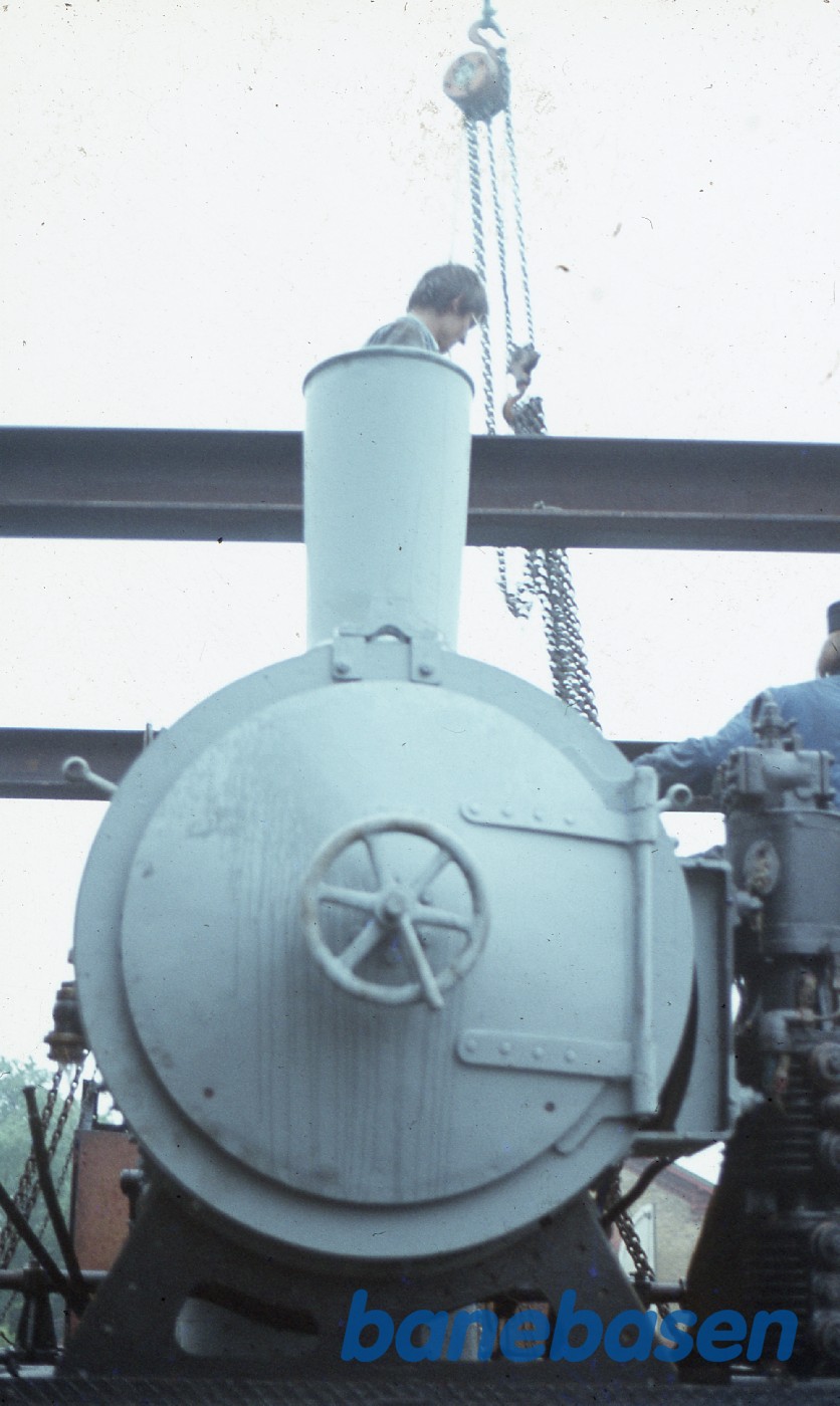 Kedlen til Nnr. 14 ved at blive monteret på undervognen Kedlen til Nnr. 14 ved at blive monteret på undervognen