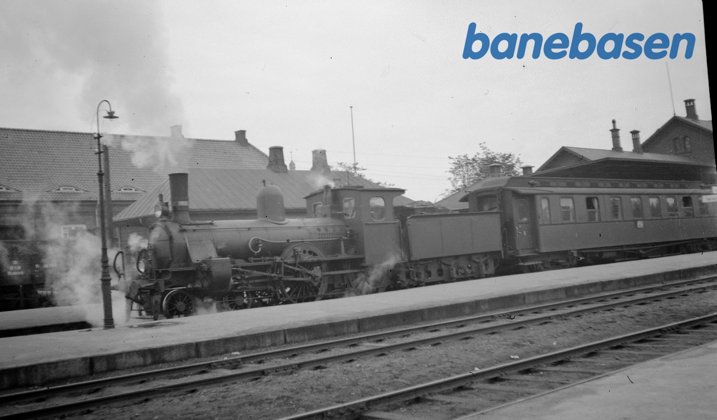 Damplokomotiv K 586 med tog 339 på Viborg station Damplokomotiv K 586 med tog 339 på Viborg station