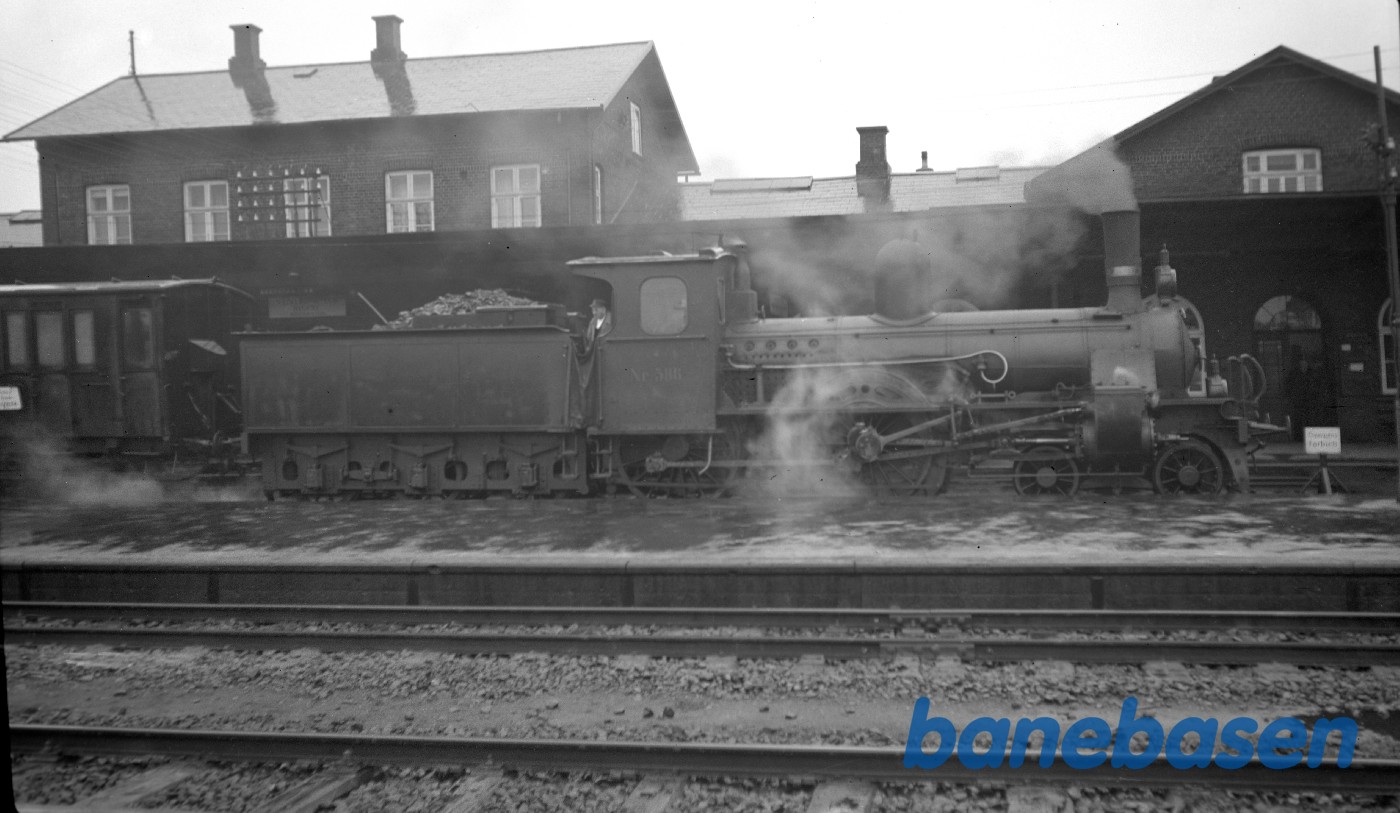 Damplokomotiv K 586 med tog 327 på Bramming station Damplokomotiv K 586 med tog 327 på Bramming station