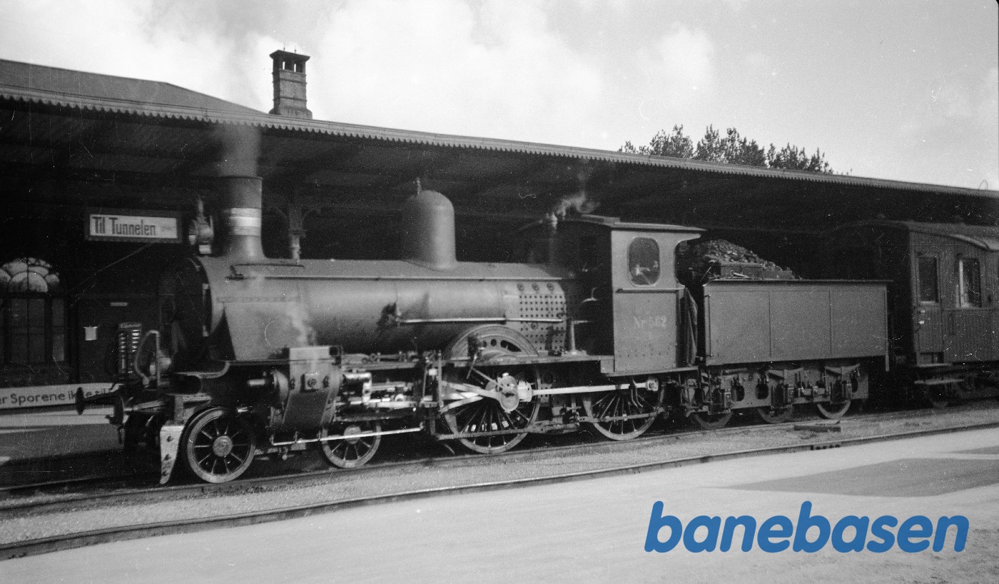 Damplokomotiv K 562 med tog 933 på Aalborg station Damplokomotiv K 562 med tog 933 på Aalborg station
