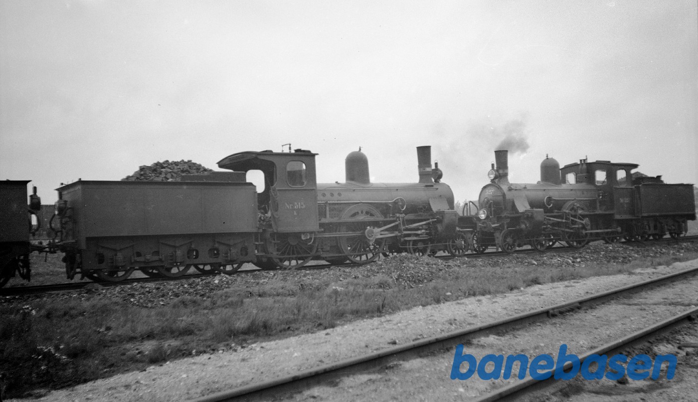 Damplokomotiv K 515 og K 527 sammenkoblet ved maskindepotet i Fredericia Damplokomotiv K 515 og K 527 sammenkoblet ved maskindepotet i Fredericia