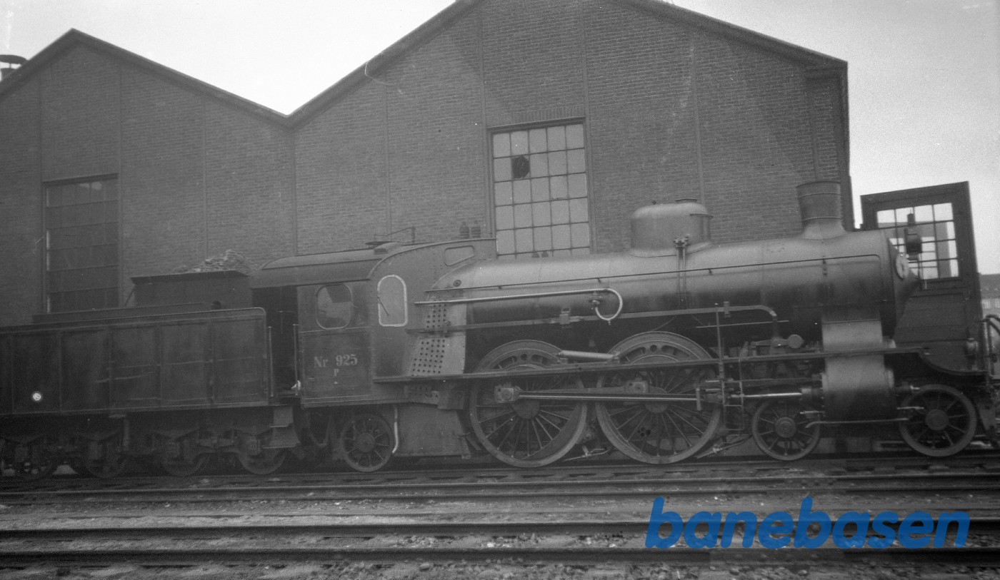 Damplokomotiv P 925 ved maskindepotet i Aarhus Damplokomotiv P 925 ved maskindepotet i Aarhus