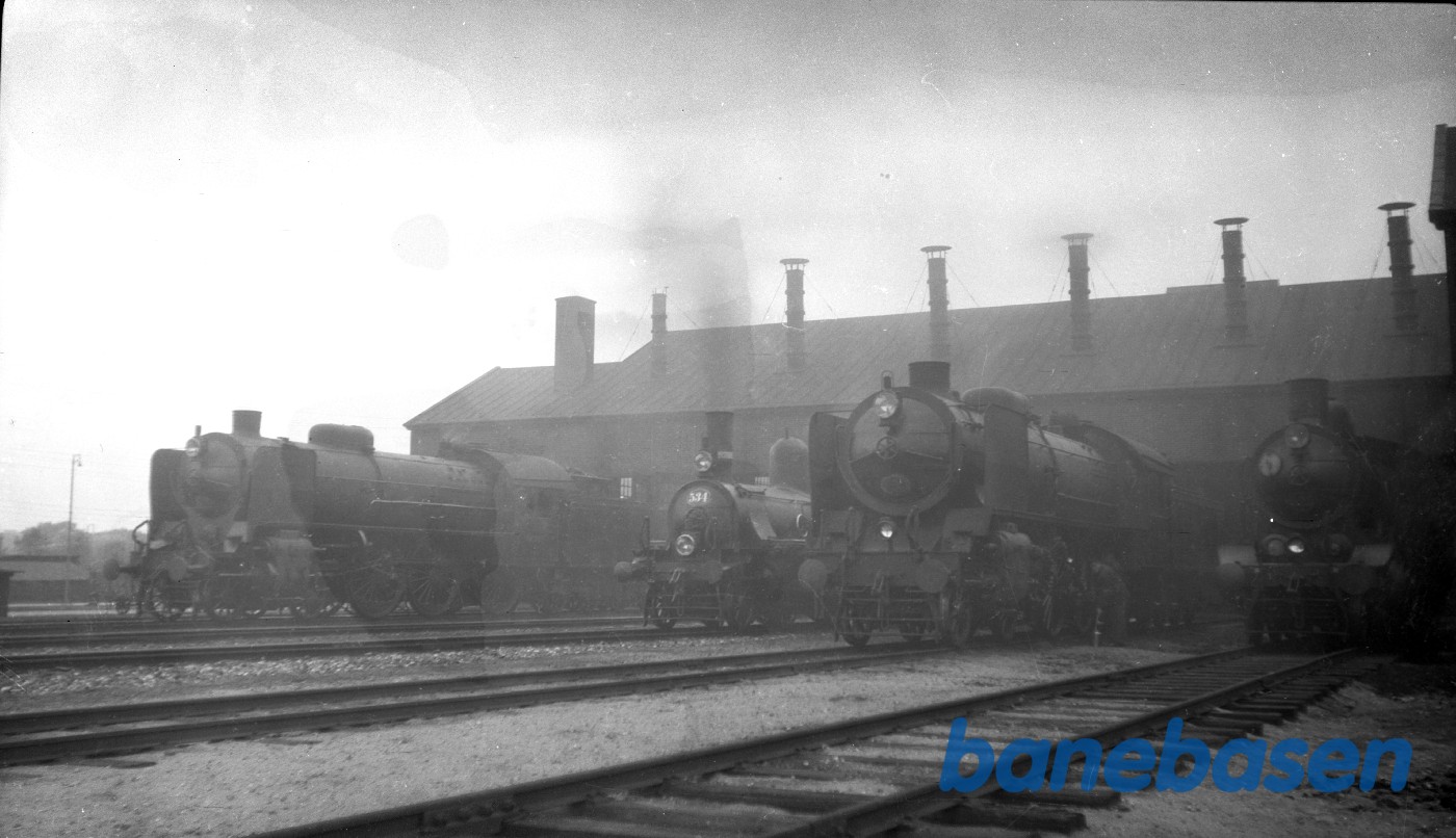 Damplokomotiv. 2 R,1K, 1 P ved maskindepotet i Aarhus Damplokomotiv. 2 R,1K, 1 P ved maskindepotet i Aarhus