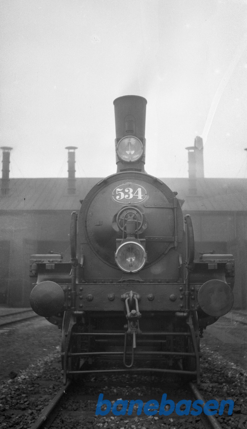 Damplokomotiv K 534 ved maskindepotet i Aarhus Damplokomotiv K 534 ved maskindepotet i Aarhus