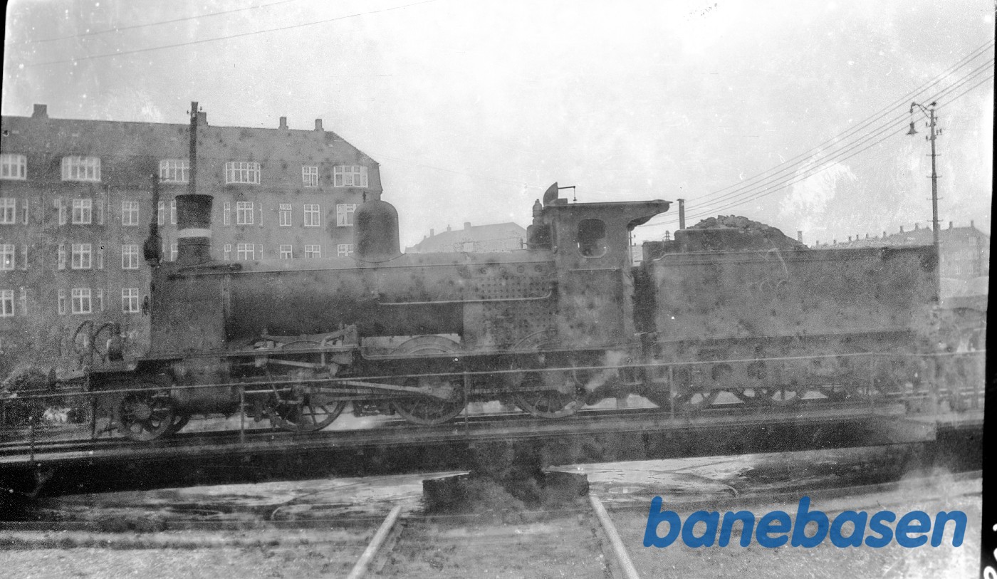 Damplokomotiv D 806 på drejeskiven ved maskindepotet i Aarhus Damplokomotiv D 806 på drejeskiven ved maskindepotet i Aarhus