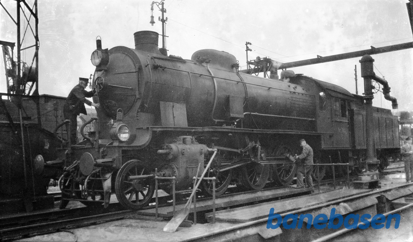 Damplokomotiv H 792 ved rensegraven. Aarhus maskindepot Damplokomotiv H 792 ved rensegraven. Aarhus maskindepot